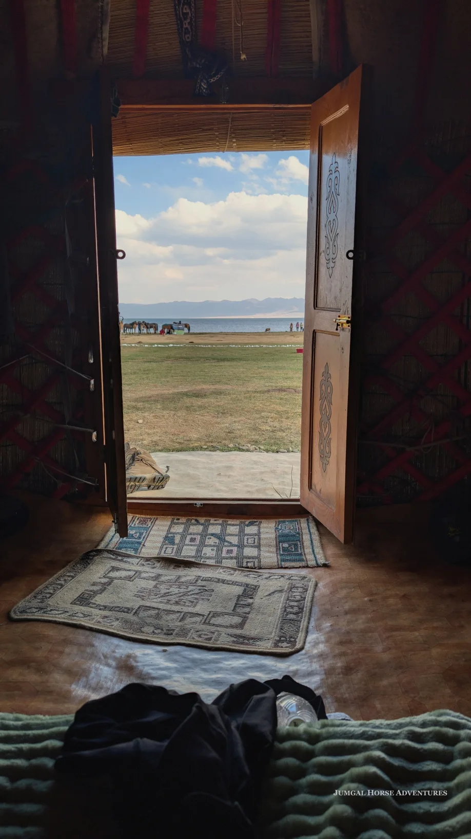 Ausblick aus der Jurte auf die Berglandschaft